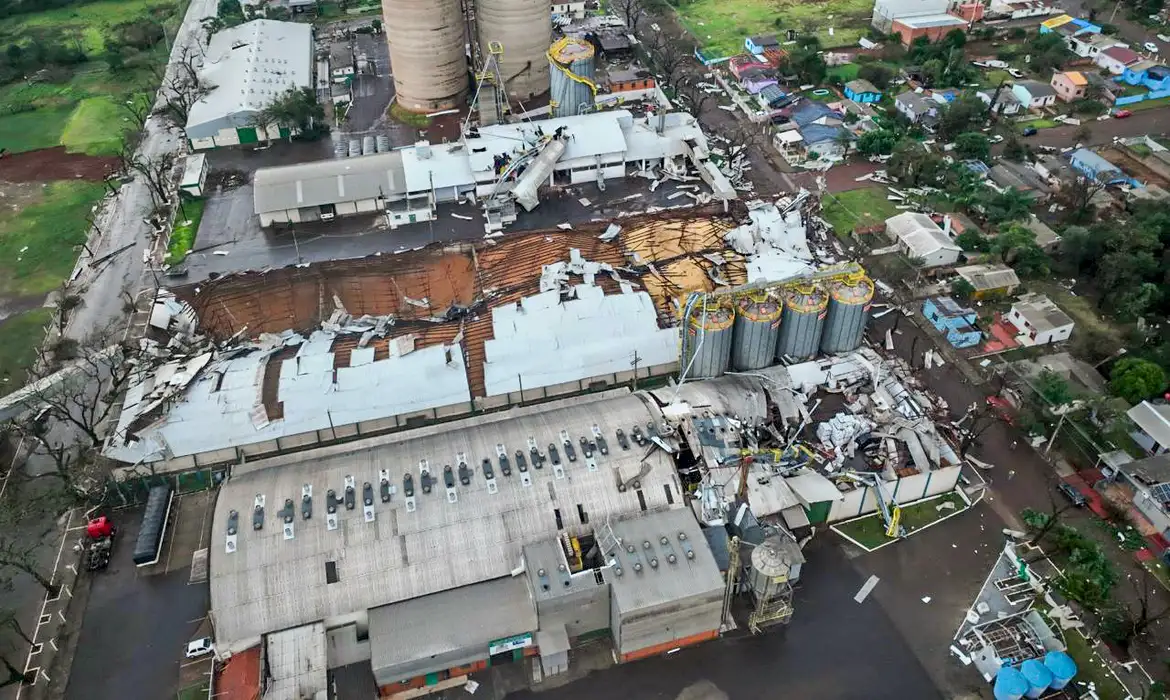 微小爆発で屋根などに被害を受けた建物（サンルイス・ゴンザガ市、©Casa Civil RS/Divulgacao）