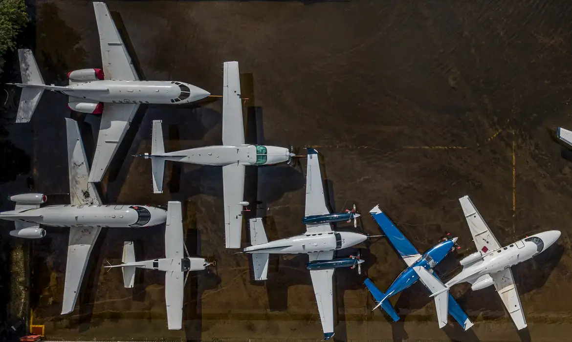 サルガド・フィーリョ空港に取り残された航空機の一部(©Rafa Neddermeyer/Agencia Brasil)