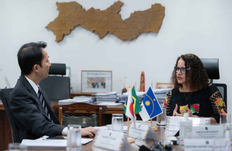 ルシアナ・サントス科学技術・イノベーション大臣と会談する林大使（左）