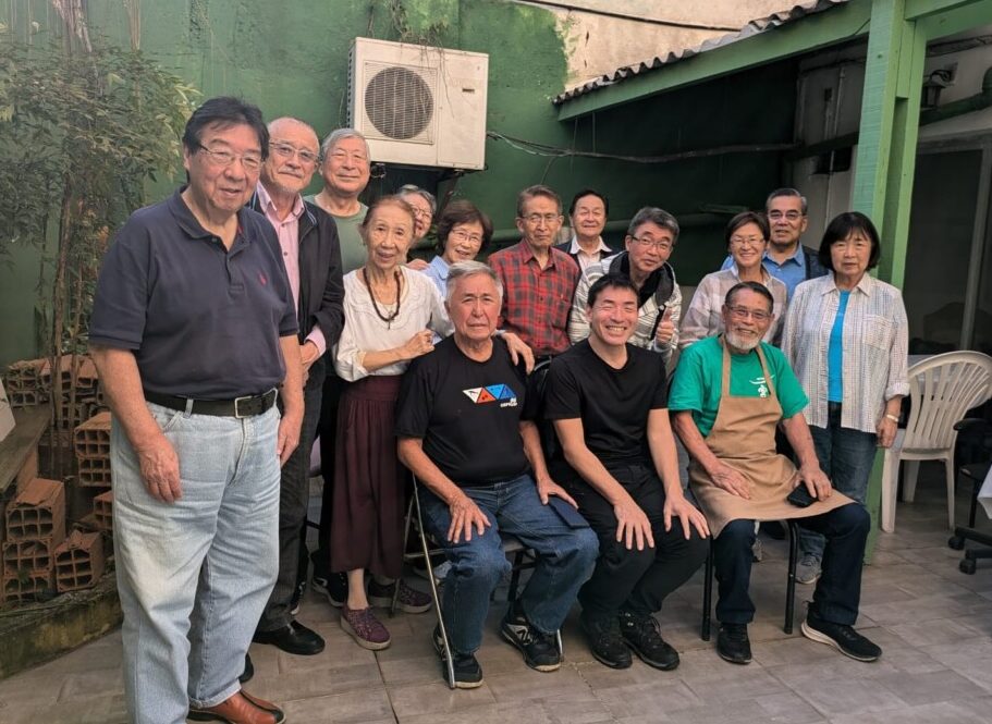 オラプロノービス日本食探究会の皆さんと記念撮影した岩崎さん（前列中央）
