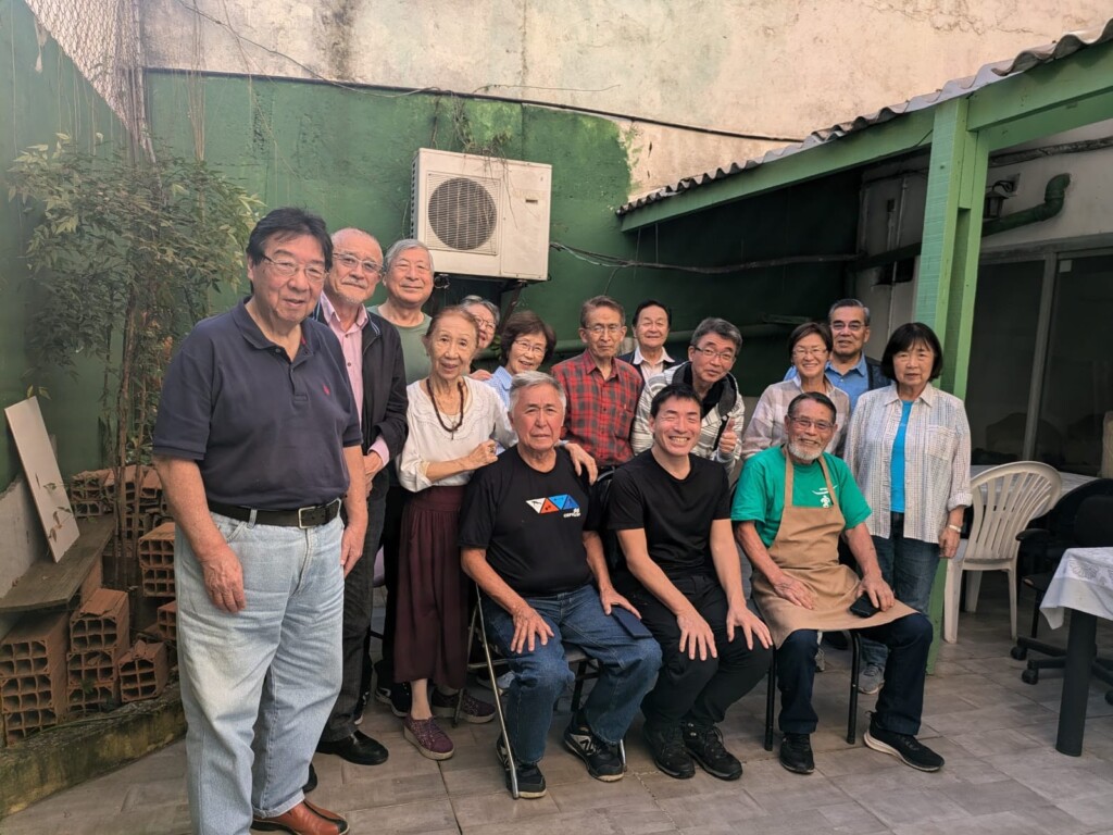 オラプロノービス日本食探究会の皆さんと記念撮影した岩崎さん(前列中央)