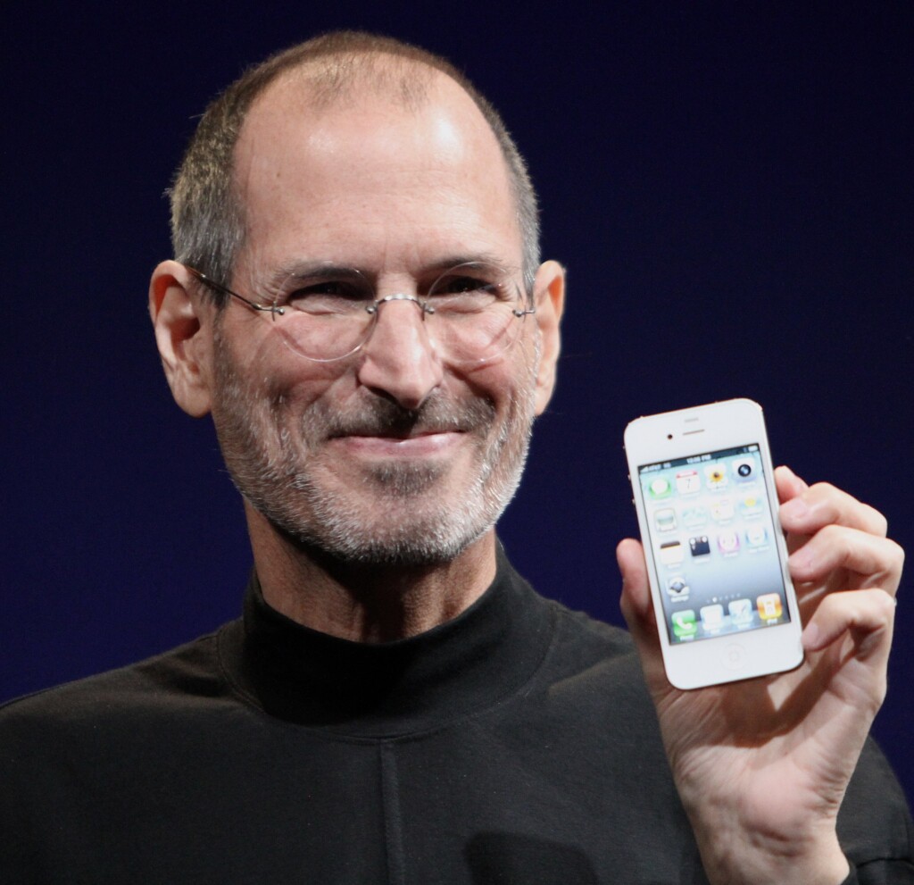 2010年世界開発者会議でｉＰｈｏｎｅ4を披露するスティーブ・ジョブズ（Matthew Yohe, via Wikimedia Commons）