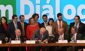 裁可を行うルーラ大統領（Antonio Cruz/Agencia Brasil）