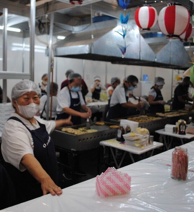 お好み焼きを作る和歌山県人会のブース（2022年撮影）