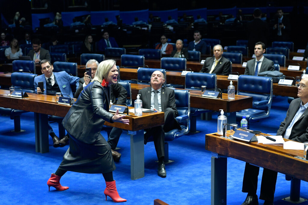 上院で中絶胎児の演技をした女性（Geraldo Magela/Agencia Brasil）