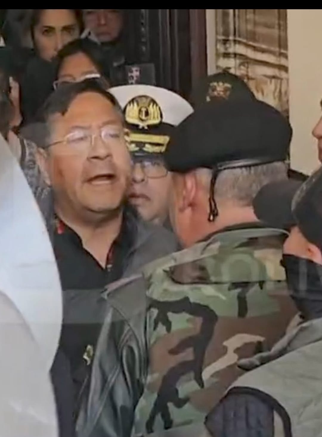 反乱軍と対決するアルセ大統領（Reproducao de TV via Fotos Publicas）