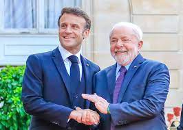 昨年6月のマクロン大統領（左）とルーラ大統領（Ricardo Stuckert/PR）