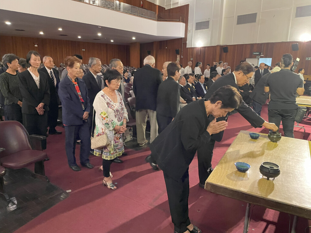 焼香を行う参列者