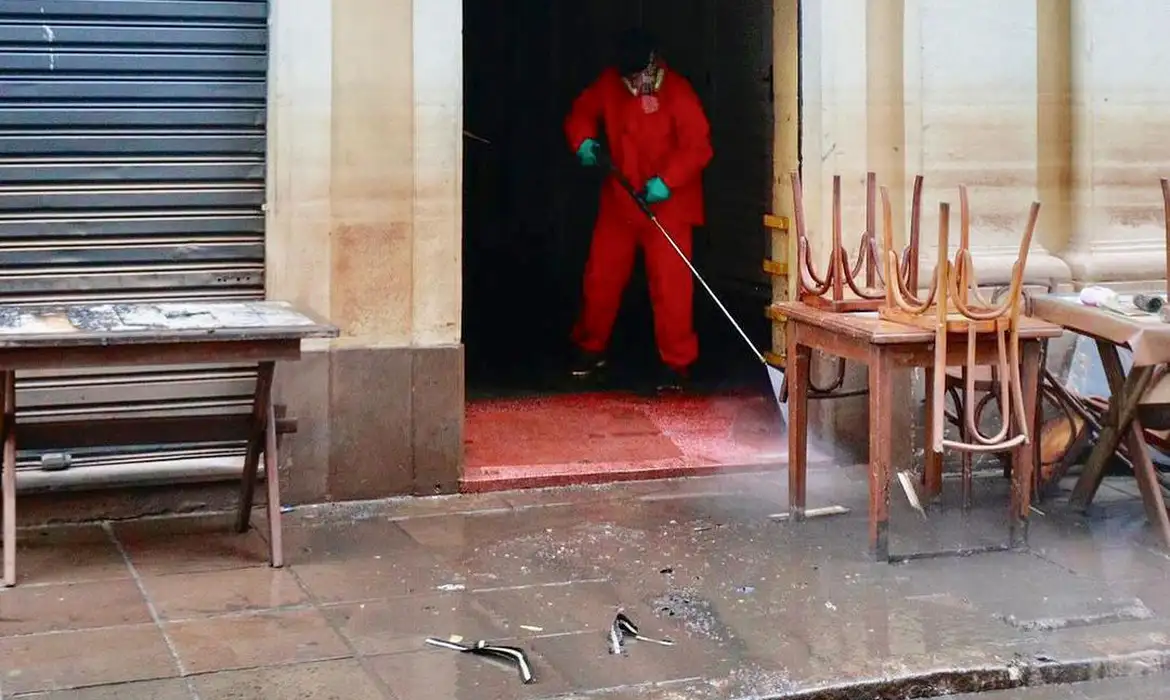 営業再開のための清掃に励む男性（©Julio Ferreira/Prefeitura Municipal de POA）