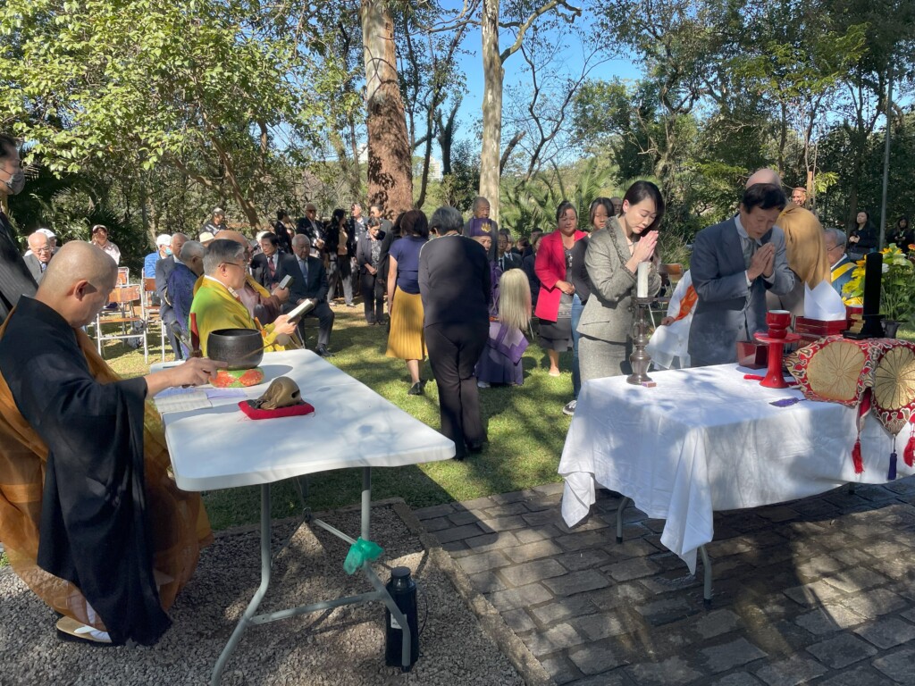 僧侶の読経と共に、焼香を行う参列者ら