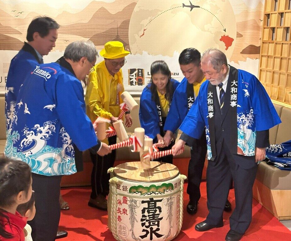 鏡割りを行う髙木和博前社長、本田南帆取締役、本田総一郎社長（中央左から）