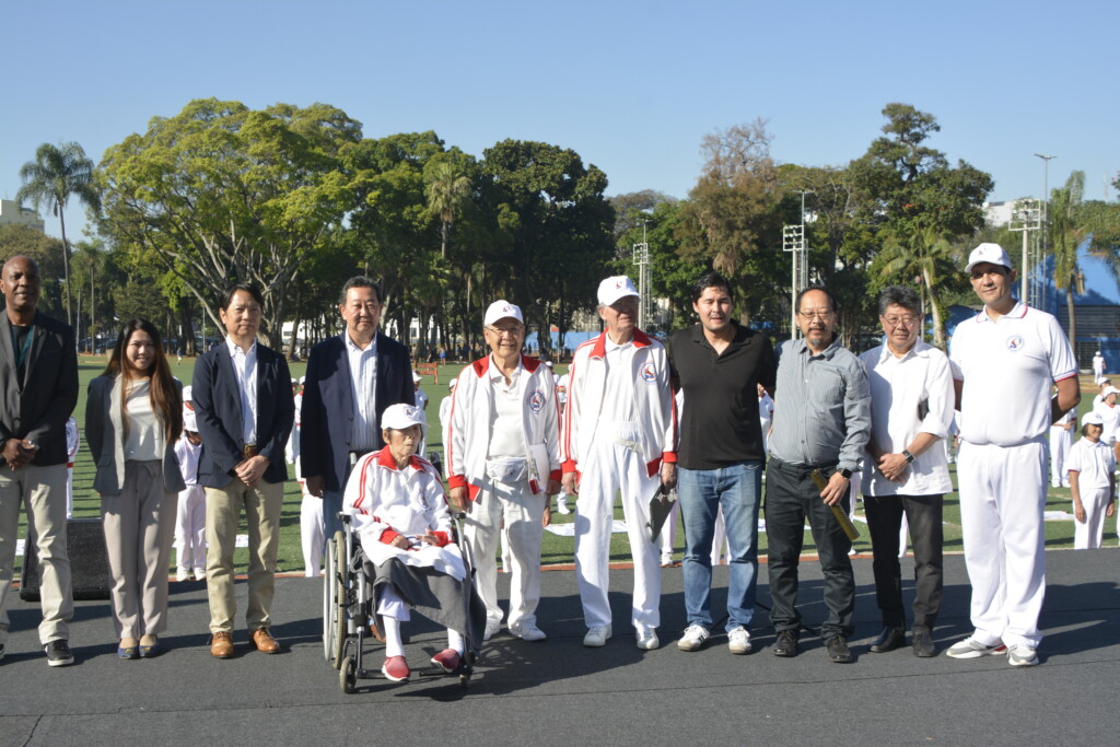 車椅子に乗って参加した小野さんと、草野会長（中央左）、木下ジョルジ前会長（中央右）、来賓らによる記念写真