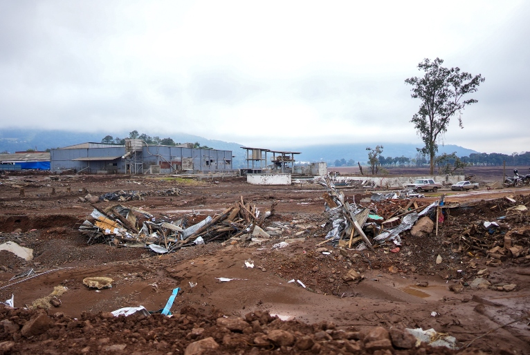 濁流で使い物にならなくなった道路や土台だけが残る建物（Mauricio Tonetto/Secom）