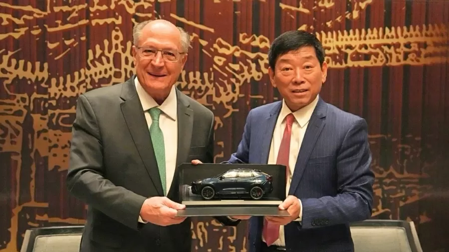 ジェラルド・アルキミン副大統領兼商工開発相（左）とGWMのジャック・ウェイ会長（右）（Foto: Divulgação）