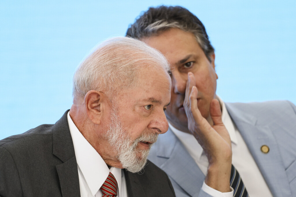 連邦大学や連邦教育機関の学長との会談に臨むルーラ大統領（左）とカミーロ・サンタナ教育相（右）（Foto: Marcelo Camargo/Agência Brasil）