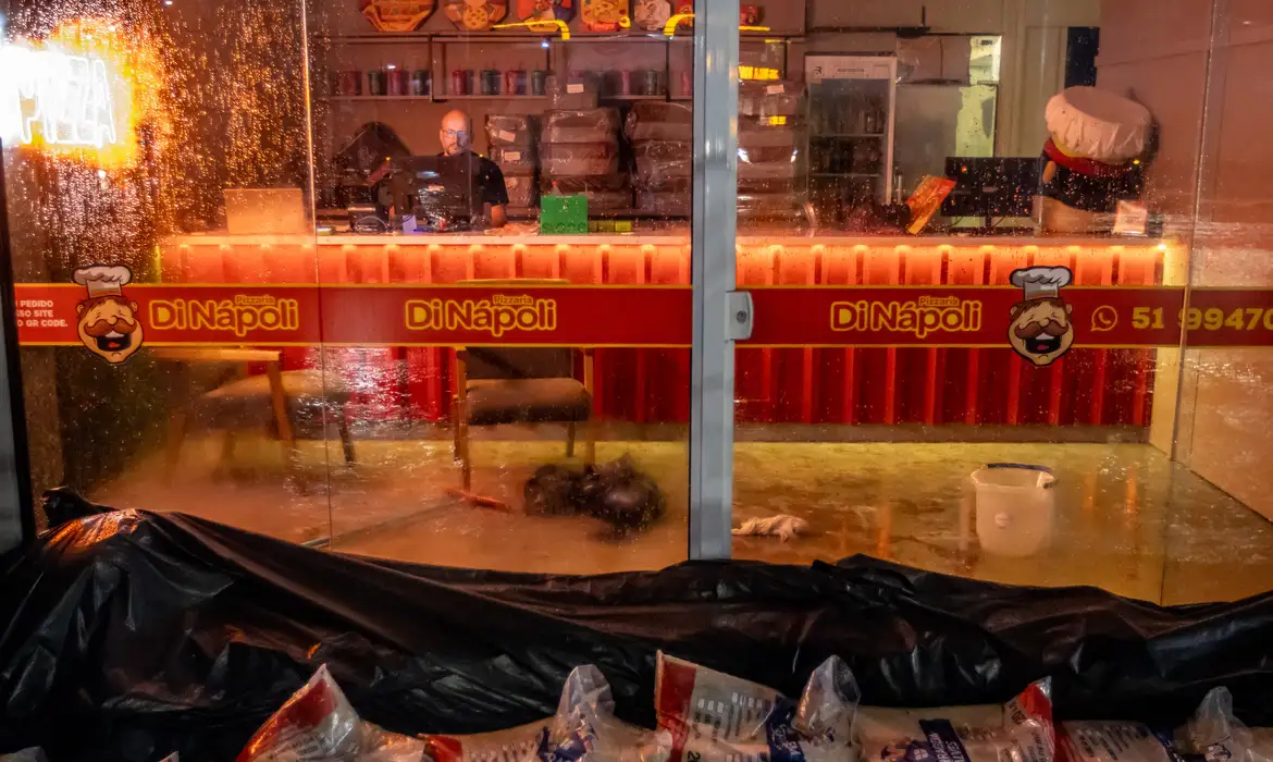 リオ・グランデ・ド・スル州の大水害で浸水被害に遭った飲食店（©Rafa Neddermeyer/Agencia Brasil）