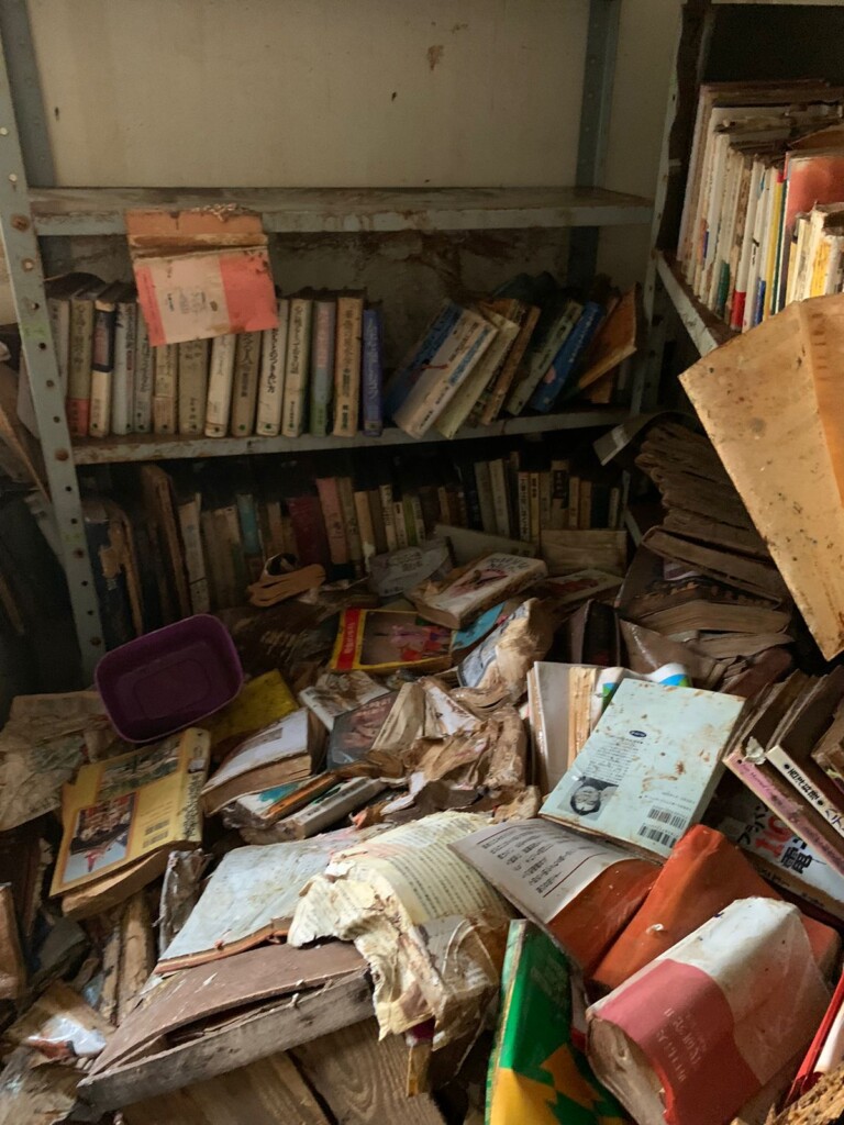 泥水に浸かった日本の書籍