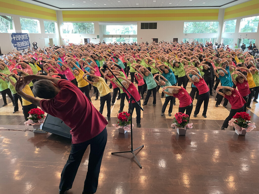 約800人が会場で準備運動をする様子