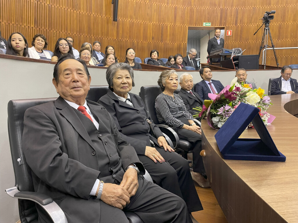 表彰されたマリオさん（左手前）とアントニオさん（左から4人目）