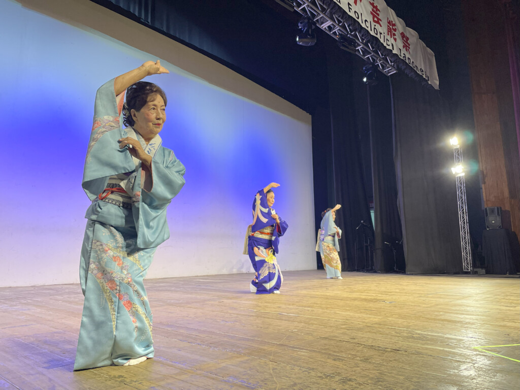「大川くずし」に合わせ歌謡舞踊を披露する西川流日本舞踊の皆さん