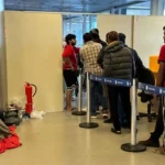 グアルーリョス国際空港で難民申請を行う人々の列（Divulgação/MPF）