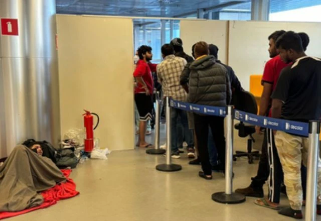 グアルーリョス国際空港で難民申請を行う人々の列（Divulgação/MPF）