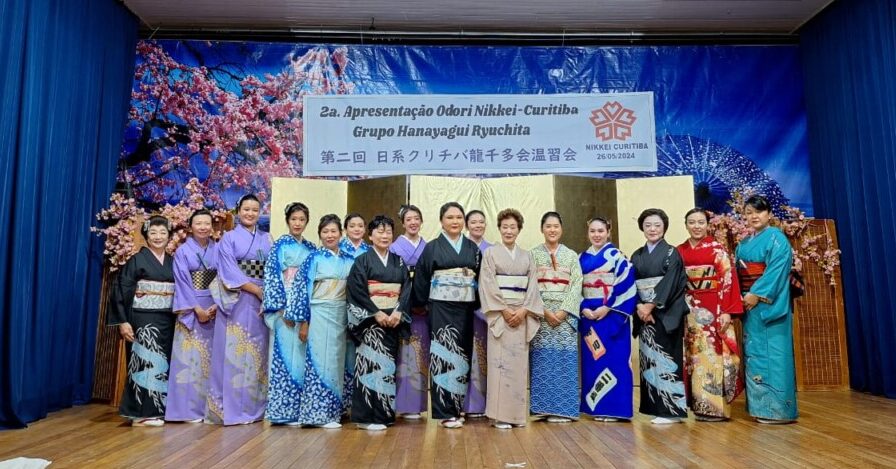 舞台を終えて記念撮影する龍千多会メンバー（提供写真）