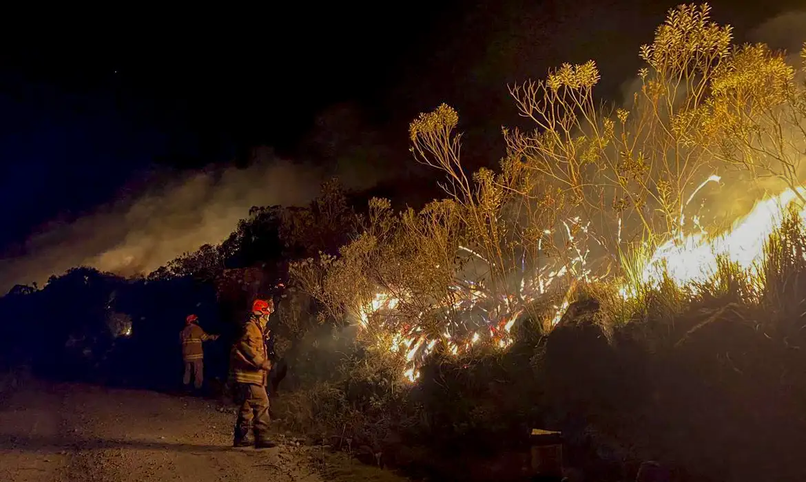夜も続く消火活動（©Corpo de Bombeiros RJ/Divulgacao）