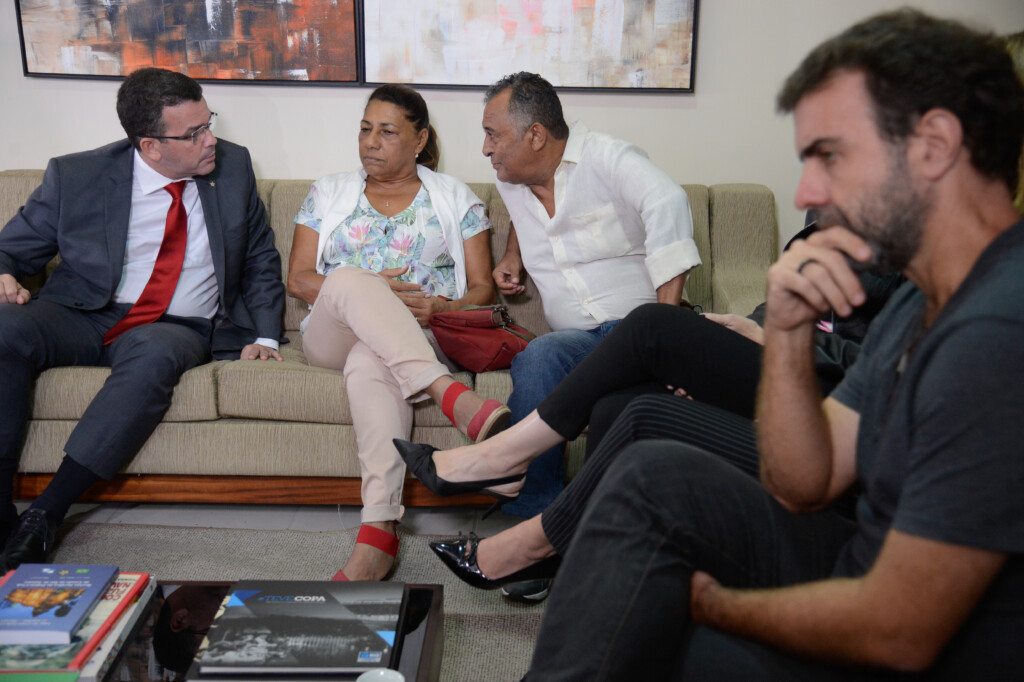 事件直後、マリエレ氏の遺族と語るバルボーザ容疑者（左）（Tania Rego/Agencia Brasil）
