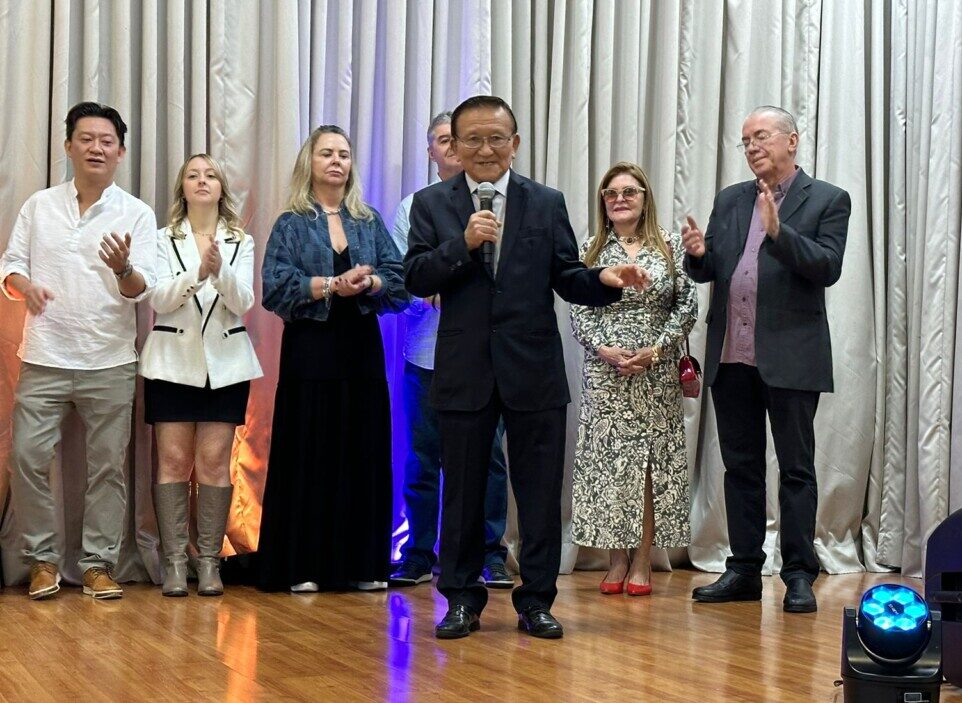 壇上で挨拶を述べる片山アルナルドさん