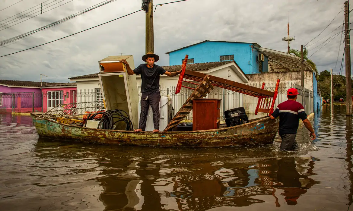 浸水家屋から使えそうな家財を運び出すペロタス市の被災者（©Gustavo Vara/Prefeitura de Pelotas）