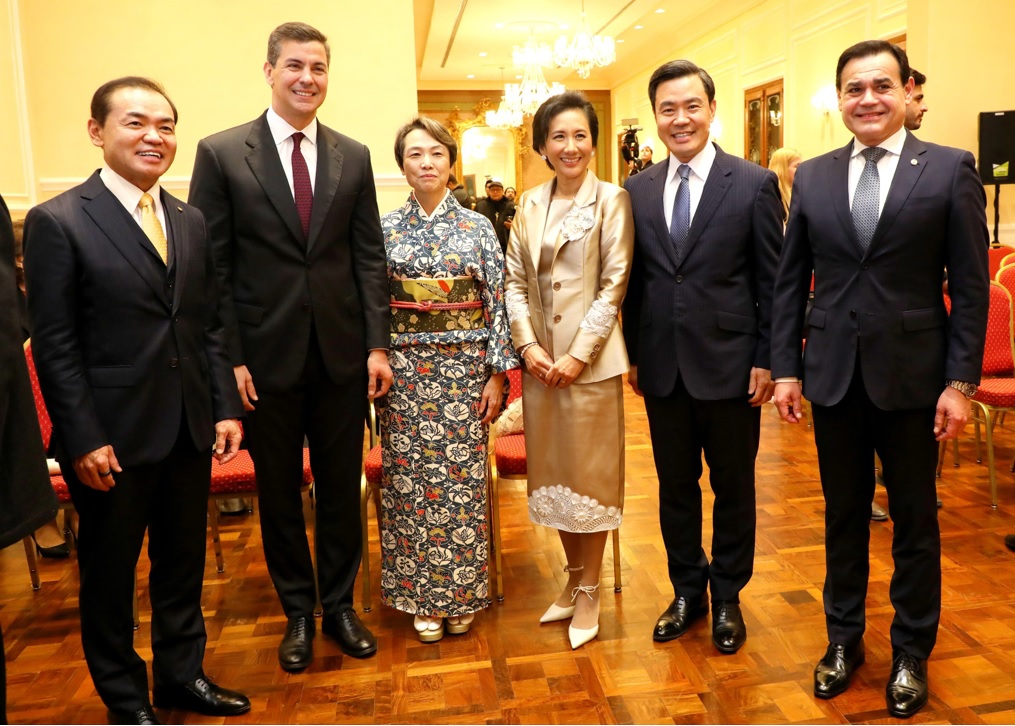 左から豊歳マルセロさん（兄）、ペーニャ大統領、着物女性は中谷駐パ日本大使、その右隣は豊歳マリオさん夫人、新大使豊歳マリオさん、レスカノ外務大臣（@Japon_Paraguay）