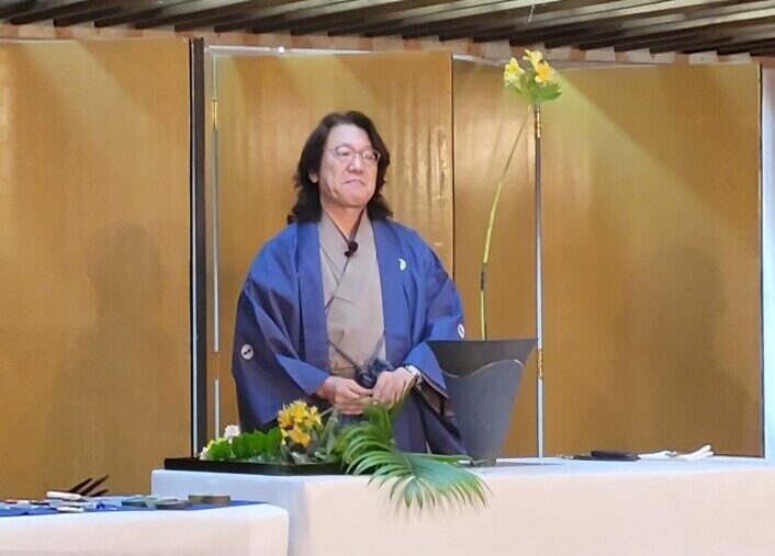 生け花の実演を行う佐々木康人教授