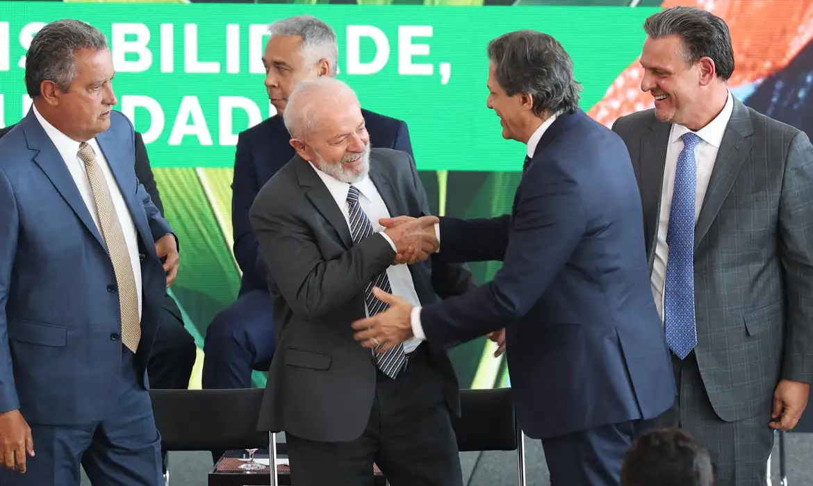 7日のルーラ大統領とハダジ財相（Valter Camargo/Agencia Brasil）