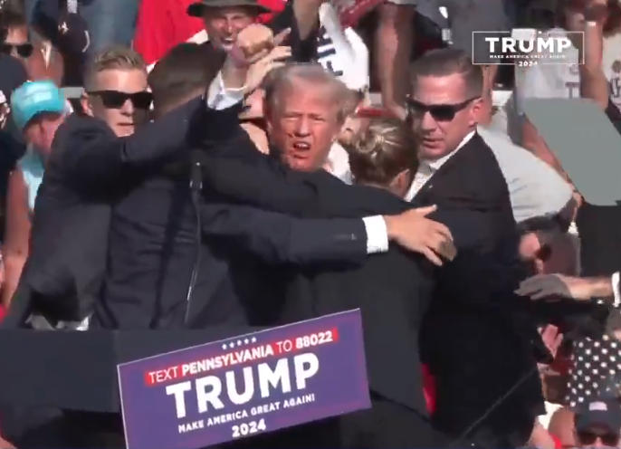 襲撃されたトランプ氏（Rede Social Donald Trump）