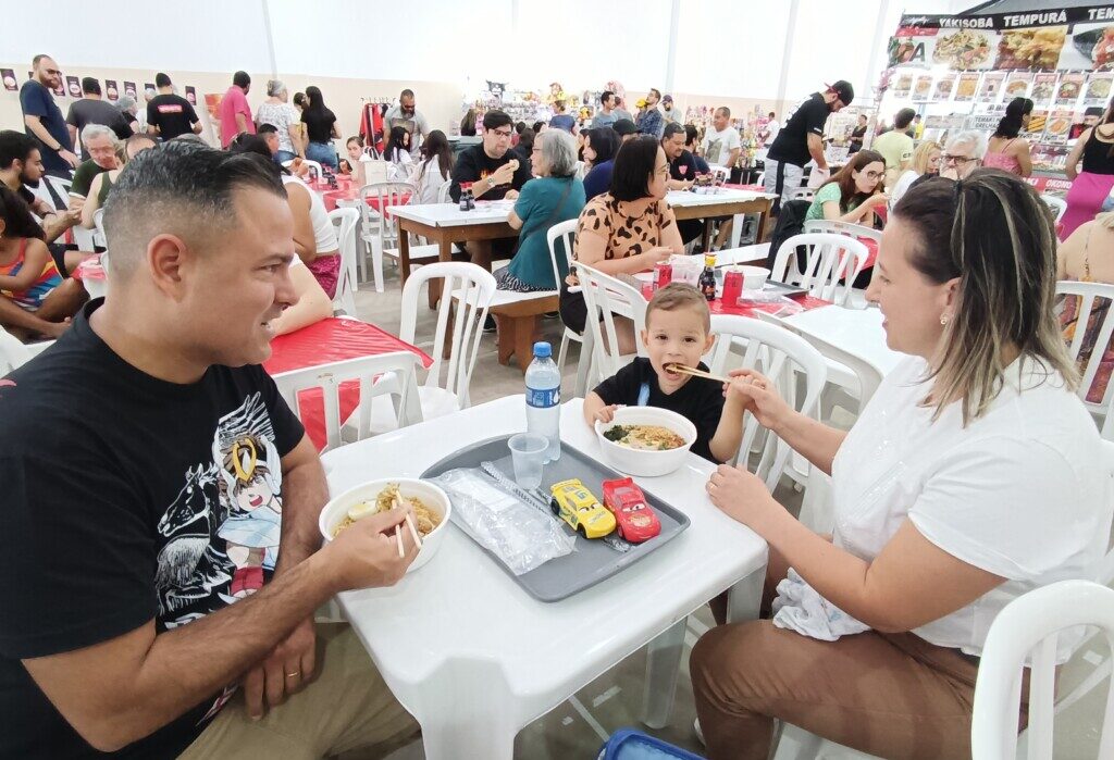会場でラーメンを食べるブラジル人親子