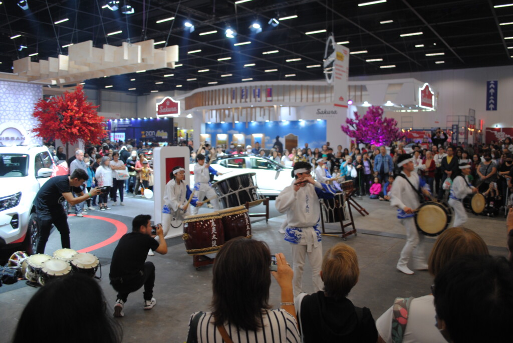 祭りの雰囲気を盛り上げる気炎太鼓のパフォーマンス