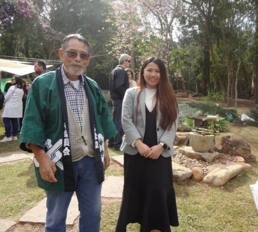 中沢氏と野上副領事（文協国士館公園内コチア青年の広場の茶室「村田庵」横のつくばい前）