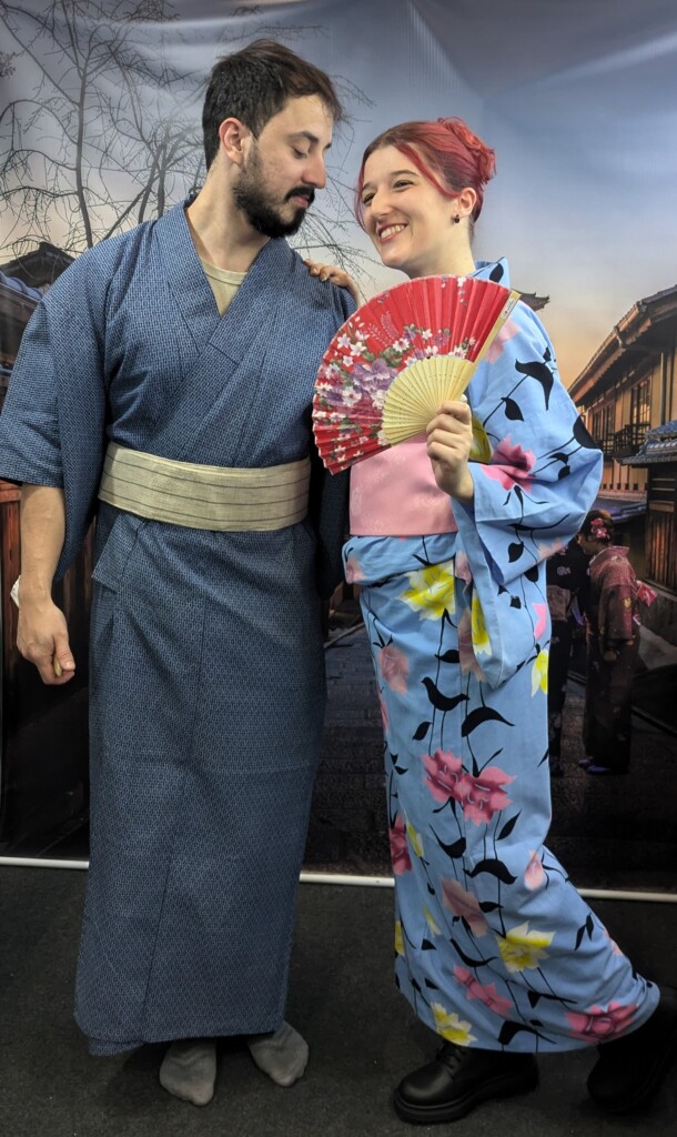 浴衣を試着し、写真撮影を楽しむ非日系のブース来場者