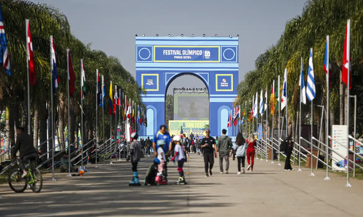 ヴィラ・ロボス公園に設けられたシャンゼリゼ通りを模した遊歩道と凱旋門を模した建造物（©Paulo Pinto/Agencia Brasil）