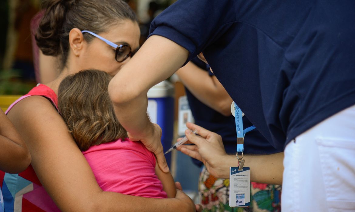 予防接種を受ける子供（©Tomaz Silva/Agencia Brasil）