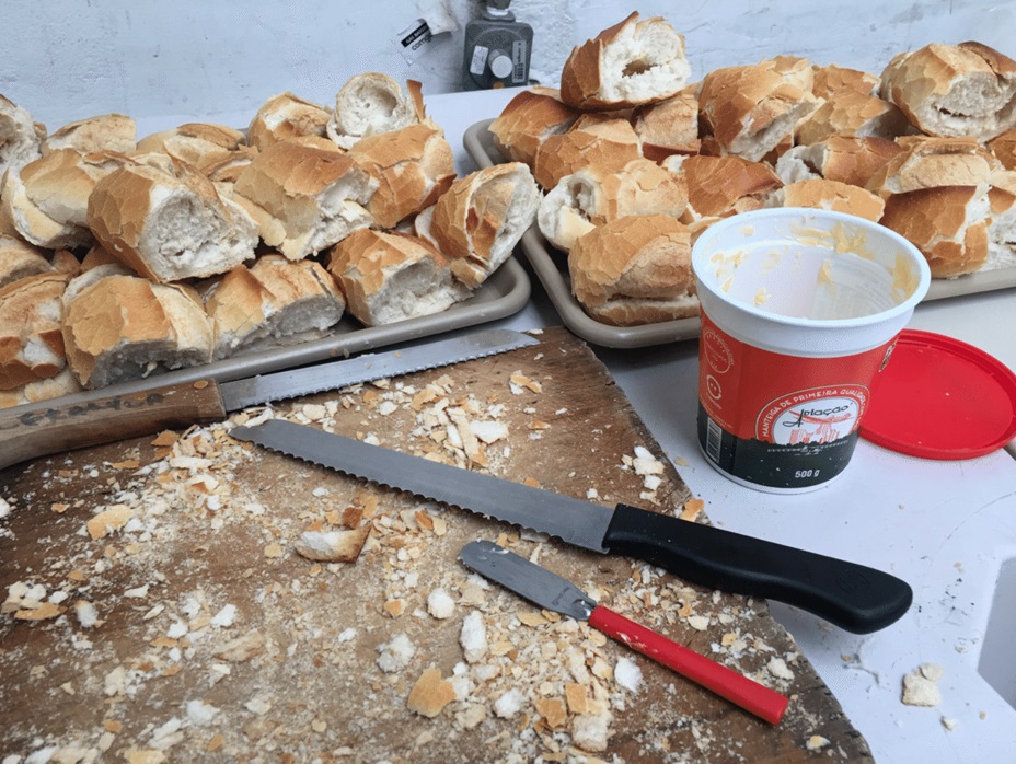 25名分の朝食。温かいカフェジーニョ(エスプレッソ)と一緒に召し上がれ