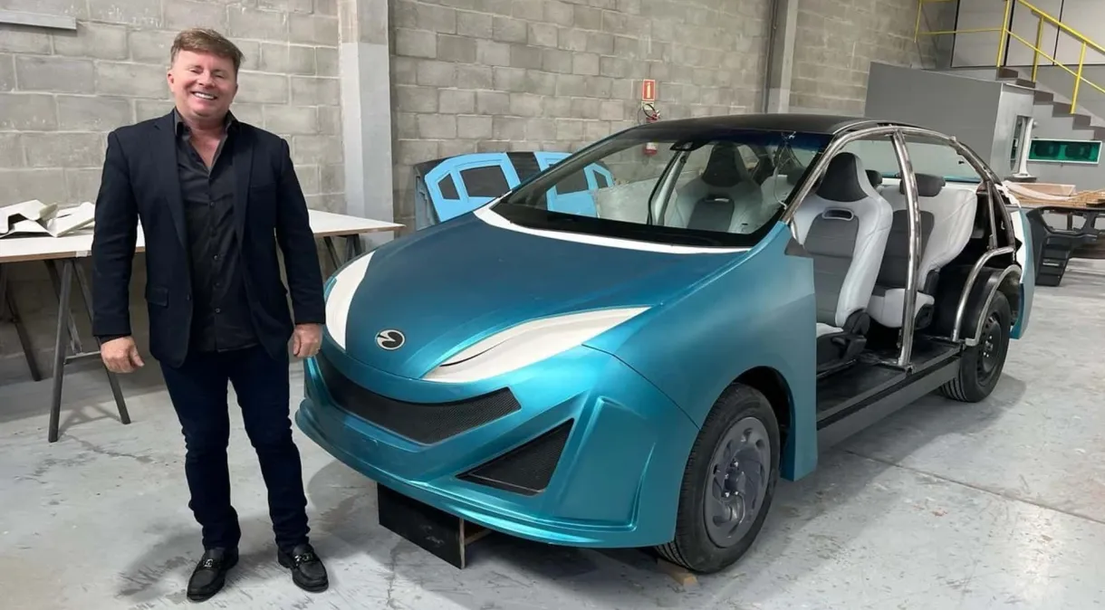 フラビオ・アシス氏と試作中のハイブリッド車「レカール459」（Foto:Divulgação）
