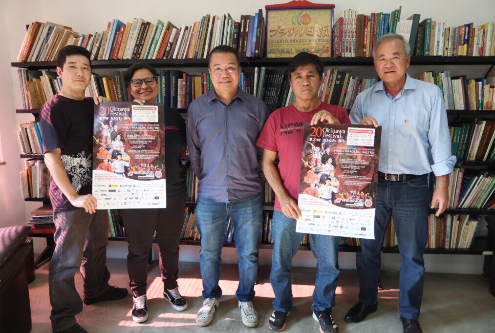 実行委員会の皆さん（中央が上原マリオ会長、その左が大城さん、右端が上原博実行委員長）