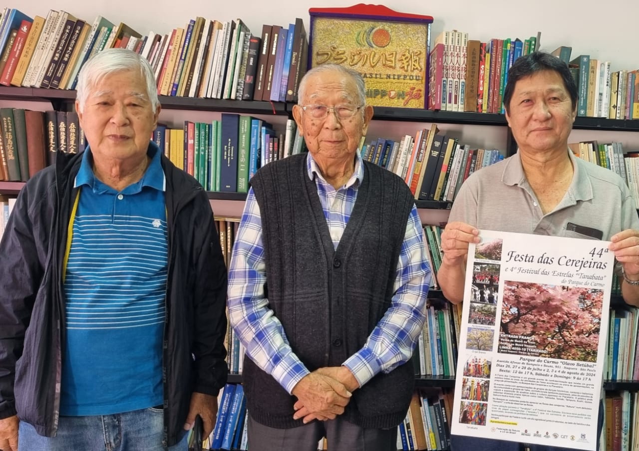 編集部を訪ねたブラジル桜イペー連盟の（右から）美甘会計、矢野会長、阿達マサオイベント委員長