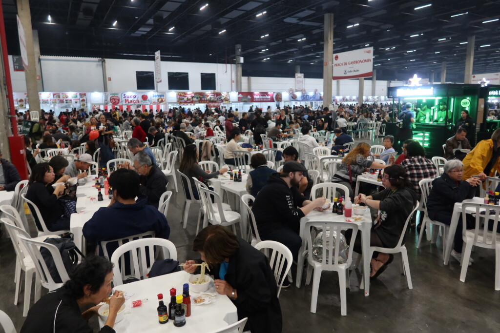 金曜日からお客さんで一杯になった食の広場の様子