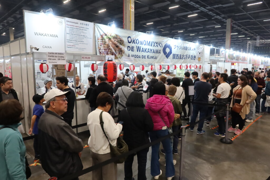 今年も長蛇の列ができている和歌山県人会のお好み焼き