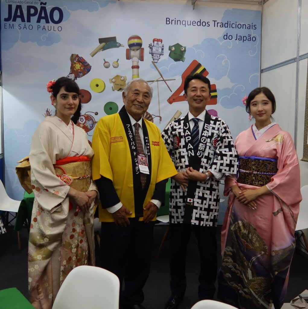 ミス着物の皆さんと谷口県連会長（左から2人目）、林禎二大使（同3人目）