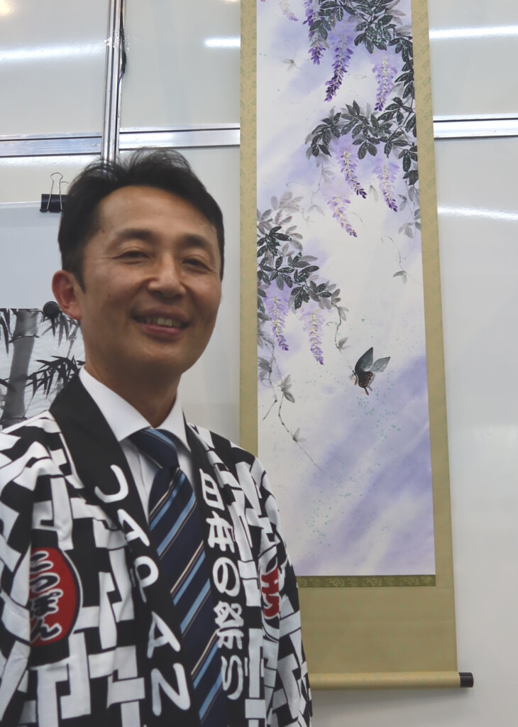 自分の作品の前に立つ林大使