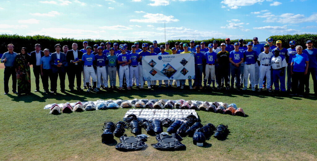 サンキョウテクノスタッフとイビウナ市のヤクルト野球アカデミーの集合写真